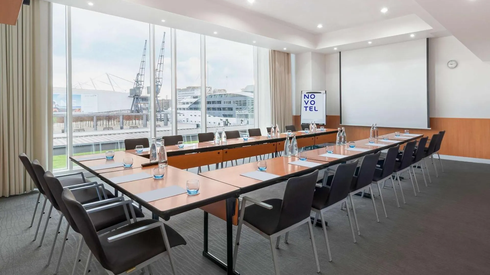 Novotel London Excel 4*,